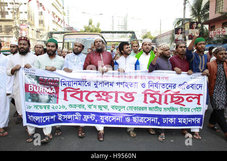 Dhaka, Bangladesch. 18. November 2016. Aus Bangladesch mehrere islamische Partei organisiert eine Demonstration vor Baitul Mukkaram Nationalmoschee gegen den jüngsten Angriff auf muslimische Rohingya Gemeinschaft in Myanmar. 18. November 2016. Laut Human Rights Watch - wurden Hunderte von Häusern in mehreren Dörfern inmitten einer laufenden Durchgreifen durch das birmanische Militär zerstört. Die Behörden von Bangladesch sagten Dutzende von Menschen zur Flucht über die Grenze in den letzten Tagen versucht haben. Insgesamt 130 Menschen wurden in der jüngsten Welle von Gewalt in dem Land, nach Angaben der Myanmar-Armee getötet. (C Stockfoto