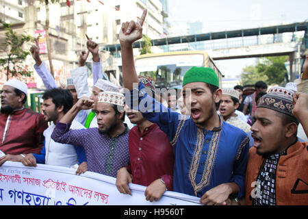 Dhaka, Bangladesch. 18. November 2016. Aus Bangladesch mehrere islamische Partei organisiert eine Demonstration vor Baitul Mukkaram Nationalmoschee gegen den jüngsten Angriff auf muslimische Rohingya Gemeinschaft in Myanmar. 18. November 2016. Laut Human Rights Watch - wurden Hunderte von Häusern in mehreren Dörfern inmitten einer laufenden Durchgreifen durch das birmanische Militär zerstört. Die Behörden von Bangladesch sagten Dutzende von Menschen zur Flucht über die Grenze in den letzten Tagen versucht haben. Insgesamt 130 Menschen wurden in der jüngsten Welle von Gewalt in dem Land, nach Angaben der Myanmar-Armee getötet. (C Stockfoto