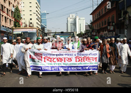 Dhaka, Bangladesch. 18. November 2016. Aus Bangladesch mehrere islamische Partei organisiert eine Demonstration vor Baitul Mukkaram Nationalmoschee gegen den jüngsten Angriff auf muslimische Rohingya Gemeinschaft in Myanmar. 18. November 2016. Laut Human Rights Watch - wurden Hunderte von Häusern in mehreren Dörfern inmitten einer laufenden Durchgreifen durch das birmanische Militär zerstört. Die Behörden von Bangladesch sagten Dutzende von Menschen zur Flucht über die Grenze in den letzten Tagen versucht haben. Insgesamt 130 Menschen wurden in der jüngsten Welle von Gewalt in dem Land, nach Angaben der Myanmar-Armee getötet. (C Stockfoto