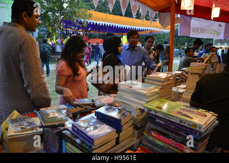 Dhaka, Bangladesch. 18. November 2016. Menschen besuchen die herausragende internationalen Literaturfestival des Landes, an der Bangla Akademie der Campus der Universität Dhaka in Dhaka, Bangladesh.On 18. November 2016 begonnen Dhaka beleuchtet Fest ist eine unschätzbare Gelegenheit für die Menschen zu sammeln, hören, sprechen, zu schätzen und zu diskutieren. Es ist ein Willkommen Zeichen der Wiederbelebung in Bangladesch Schriftkultur, wie es im Vertrauen wächst, energischer mit anderen Kulturen über unsere eigenen Grenzen hinaus zu engagieren. Bildnachweis: Mamunur Rashid/Alamy Live-Nachrichten Stockfoto