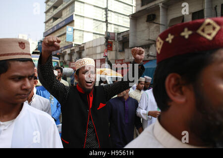 Dhaka, Bangladesch. 18. November 2016. Aus Bangladesch mehrere islamische Partei organisiert eine Demonstration vor Baitul Mukkaram Nationalmoschee gegen den jüngsten Angriff auf muslimische Rohingya Gemeinschaft in Myanmar. 18. November 2016. Laut Human Rights Watch - wurden Hunderte von Häusern in mehreren Dörfern inmitten einer laufenden Durchgreifen durch das birmanische Militär zerstört. Die Behörden von Bangladesch sagten Dutzende von Menschen zur Flucht über die Grenze in den letzten Tagen versucht haben. Insgesamt 130 Menschen wurden in der jüngsten Welle von Gewalt in dem Land, nach Angaben der Myanmar-Armee getötet. (C Stockfoto