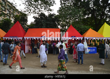 Dhaka, Bangladesch. 18. November 2016. Menschen besuchen die herausragende internationalen Literaturfestival des Landes, an der Bangla Akademie der Campus der Universität Dhaka in Dhaka, Bangladesh.On 18. November 2016 begonnen Dhaka beleuchtet Fest ist eine unschätzbare Gelegenheit für die Menschen zu sammeln, hören, sprechen, zu schätzen und zu diskutieren. Es ist ein Willkommen Zeichen der Wiederbelebung in Bangladesch Schriftkultur, wie es im Vertrauen wächst, energischer mit anderen Kulturen über unsere eigenen Grenzen hinaus zu engagieren. Bildnachweis: Mamunur Rashid/Alamy Live-Nachrichten Stockfoto