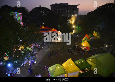 Dhaka, Bangladesch. 18. November 2016. Menschen besuchen die herausragende internationalen Literaturfestival des Landes, an der Bangla Akademie der Campus der Universität Dhaka in Dhaka, Bangladesh.On 18. November 2016 begonnen Dhaka beleuchtet Fest ist eine unschätzbare Gelegenheit für die Menschen zu sammeln, hören, sprechen, zu schätzen und zu diskutieren. Es ist ein Willkommen Zeichen der Wiederbelebung in Bangladesch Schriftkultur, wie es im Vertrauen wächst, energischer mit anderen Kulturen über unsere eigenen Grenzen hinaus zu engagieren. Bildnachweis: Mamunur Rashid/Alamy Live-Nachrichten Stockfoto