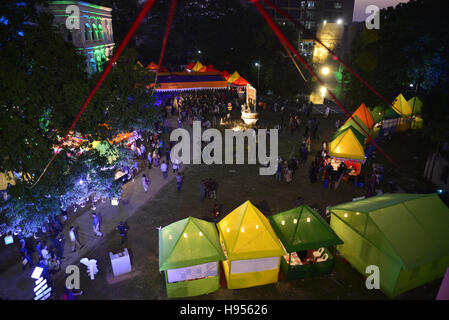 Dhaka, Bangladesch. 18. November 2016. Menschen besuchen die herausragende internationalen Literaturfestival des Landes, an der Bangla Akademie der Campus der Universität Dhaka in Dhaka, Bangladesh.On 18. November 2016 begonnen Dhaka beleuchtet Fest ist eine unschätzbare Gelegenheit für die Menschen zu sammeln, hören, sprechen, zu schätzen und zu diskutieren. Es ist ein Willkommen Zeichen der Wiederbelebung in Bangladesch Schriftkultur, wie es im Vertrauen wächst, energischer mit anderen Kulturen über unsere eigenen Grenzen hinaus zu engagieren. Bildnachweis: Mamunur Rashid/Alamy Live-Nachrichten Stockfoto