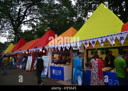 Dhaka, Bangladesch. 18. November 2016. Menschen besuchen die herausragende internationalen Literaturfestival des Landes, an der Bangla Akademie der Campus der Universität Dhaka in Dhaka, Bangladesh.On 18. November 2016 begonnen Dhaka beleuchtet Fest ist eine unschätzbare Gelegenheit für die Menschen zu sammeln, hören, sprechen, zu schätzen und zu diskutieren. Es ist ein Willkommen Zeichen der Wiederbelebung in Bangladesch Schriftkultur, wie es im Vertrauen wächst, energischer mit anderen Kulturen über unsere eigenen Grenzen hinaus zu engagieren. Bildnachweis: Mamunur Rashid/Alamy Live-Nachrichten Stockfoto