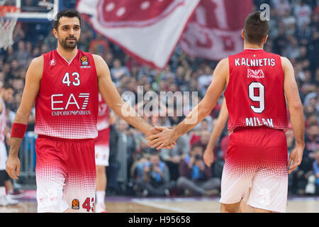 Belgrad, Serbien. 17. November 2016. Krunoslav Simon (L) und Mantas Kalnietis EA7 Emporio Armani Mailand während der 2016/2017 Turkish Airlines EuroLeague regulären Saison Runde 8 Spiel zwischen Crvena Zvezda MTS Belgrad und EA7 Emporio Armani Mailand Kombank Arena am 17. November 2016 in Belgrad, Serbien. Bildnachweis: Nikola Krstic/Alamy Live-Nachrichten Stockfoto