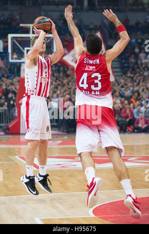 Belgrad, Serbien. 17. November 2016: Nate Wolters Crvena Zvezda MTS Belgrad in Aktion während der 2016/2017 Turkish Airlines EuroLeague regulären Saison Runde 8 Spiel zwischen Crvena Zvezda MTS Belgrad und EA7 Emporio Armani Mailand Kombank Arena am 17. November 2016 in Belgrad, Serbien. Bildnachweis: Nikola Krstic/Alamy Live-Nachrichten Stockfoto