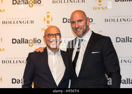 London, UK, 18. November 2016. Lawrence Frank, ex-England Rugby-Kapitän und Nächstenliebe Gründer Frank-Stiftung, mit TV-Moderator Greg Wallace. Ein gut besuchtes roter Teppich statt prominente abends Dallaglio Foundatio "8Rocks" Charity Fundraising, Ankunft am Battersea Evolution. RugbyWorks-Initiative der Stiftung soll Nachteile junge Menschen zu unterstützen. Bildnachweis: Imageplotter und Sport/Alamy Live Nachrichten Stockfoto