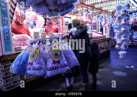 London, UK. 18. November 2016. Winter-Wunderland öffnet für die Festtage im Hyde Park in London für das 10. Jahr zurückkehrt. Geben Sie dieses kostenlose Veranstaltung umfasst einen deutschen Weihnachtsmarkt, Großbritanniens größte Outdoor-Eisbahn, Zippos Weihnachtszirkus, eine Baverian tragen Villiage und traditionelle Fahrgeschäfte. Bildnachweis: Claire Doherty/Alamy Live News Stockfoto