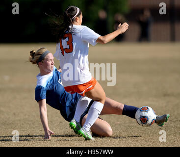 Washington, DC, USA. 18. November 2016. 20161118 - Penn State Mittelfeldspieler EMMA HASCO (6) verteidigt einen Vorschuss von Virginia Verteidiger JASMINE WRIGHT (13) in der zweiten Hälfte des zweiten Vorrundenspiel in der NCAA Frauen-Fußball-Europameisterschaft in Shaw Field in Washington. © Chuck Myers/ZUMA Draht/Alamy Live-Nachrichten Stockfoto