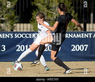 Washington, DC, USA. 18. November 2016. 20161118 - Georgetown Mittelfeldspieler RACHEL CORBOZ (10) arbeitet den Ball gegen Verteidiger Rutgers CHANTELLE SWABY (3) in der ersten Hälfte des zweiten Vorrundenspiel in der NCAA Frauen-Fußball-Europameisterschaft in Shaw Field in Washington. © Chuck Myers/ZUMA Draht/Alamy Live-Nachrichten Stockfoto