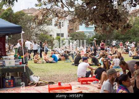 Bondi Beach, Sydney, Australien. 19. November 2016. Samstag Morgen Markt Tag Bondi Public School. Abgebildeten Menschen sitzen auf der Schule Rasen essen. Bildnachweis: model10/Alamy Live-Nachrichten Stockfoto