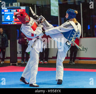 Burnaby, Kanada. 18. November 2016. WTF Taekwondo Junioren-Weltmeisterschaften, Josipa Kafadar (CAN) blau und Jia Li (CHI) rot, treten im weiblichen 52kg. Alamy Live-Nachrichten / Peter Llewellyn Stockfoto