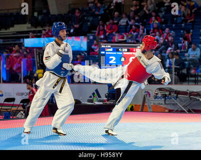 Burnaby, Kanada. 18. November 2016. WTF Taekwondo Junioren-Weltmeisterschaften, Yazan Ihmeda (JOR) blau und Sherif Hassan (CAN), konkurrieren in männlichen 63kg Alamy Live News / Peter Llewellyn Stockfoto