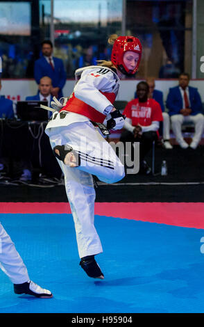 Burnaby, Kanada. 18. November 2016. WTF World Taekwondo Junior Championships Ikra Kayir (TUR) blau und Josipa Kafadar (CAN) rot und konkurrieren in weiblichen 52kg Alamy Live News / Peter Llewellyn Stockfoto