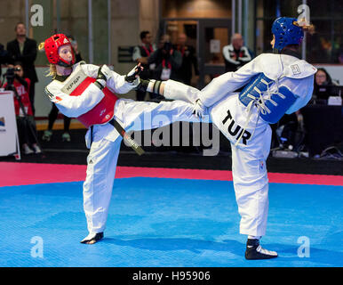 Burnaby, Kanada. 18. November 2016. WTF World Taekwondo Junior Championships Ikra Kayir (TUR) blau und Josipa Kafadar (CAN) rot und konkurrieren in weiblichen 52kg Alamy Live News / Peter Llewellyn Stockfoto