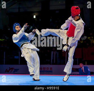 Burnaby, Kanada. 18. November 2016. WTF World Taekwondo Junior Championships Hakan Recber (TUR) und Omar Lakehal (MAR) treten im Finale der männlichen 59kg gewann durch Recber Alamy Live News / Peter Llewellyn Stockfoto