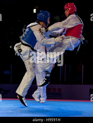 Burnaby, Kanada. 18. November 2016. WTF World Taekwondo Junior Championships Hakan Recber (TUR) und Omar Lakehal (MAR) treten im Finale der männlichen 59kg gewann durch Recber Alamy Live News / Peter Llewellyn Stockfoto