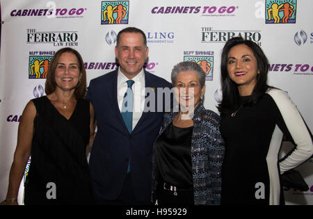 Miami, Florida, USA. 18. November 2016. Bürgermeister Philip Levine (c) von Miami Beach besucht die 20. jährlichen Best Buddies Miami Gala im Ice Palace Studios am 18. November 2016 in Wynwood, Florida. © Foto Zugang/Alamy Live-Nachrichten Stockfoto