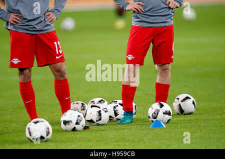 Leverkusen, Deutschland. 18. November 2016. Symbolbild, Illustration, Spieler Beine mit Kugeln BAYER 04 LEVERKUSEN - RB LEIPZIG 2-3 1. Fußball-Bundesliga, Leverkusen, am 18. November 2016, Saison 2016/2017 Credit: Peter Schatz/Alamy Live News Stockfoto