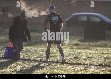 Wimbledon London, UK. 19. November 2016. Menschen Joggen an kalten frostigen Morgen mit eisigen Temperaturen auf Wimbledon Common Credit: Amer Ghazzal/Alamy Live-Nachrichten Stockfoto