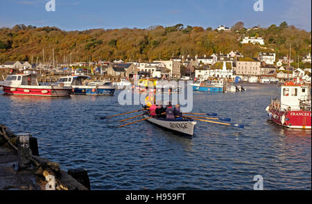 Lyme Regis Dorset, UK. 19. November 2016. Mitglieder des Vereins Lyme Gig Kopf aus auf das Meer von Lyme Regis an einem schönen frühen Morgen in Dorset Credit: Simon Dack/Alamy Live News Stockfoto
