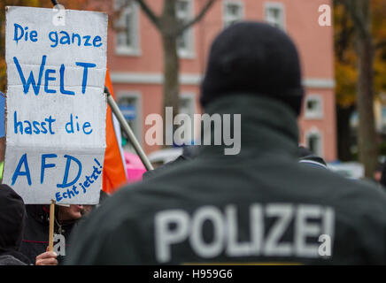 Kehl, Deutschland. 19. November 2016. Ein Demonstrant Hält bin 19.11.2016 Vor Beginn des Landesparteitag der AfD Baden-Württemberg Bei der Stadthalle in Kehl (Baden-Württemberg) Ein Schild Mit der Aufschrift «Die Ganze Welt Hasst sterben AfD Echt Jetzt!» in Die Höhe. Sie Demonstrieren Unter flektiert Gegen Den Ausschluss der Presse Beim AfD Landesparteitag. Zahlreiche Polizisten Sichern Die Stadthalle ab Foto: Silas Stein/Dpa/Dpa/Alamy Live News Stockfoto