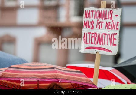 Kehl, Deutschland. 19. November 2016. Ein Demonstrant Hält bin 19.11.2016 Vor Beginn des Landesparteitag der AfD Baden-Württemberg Bei der Stadthalle in Kehl (Baden-Württemberg) Ein Schild Mit der Aufschrift «Nationalismus ist Keine Alternative» in Die Höhe. Sie Demonstrieren Unter flektiert Gegen Den Ausschluss der Presse Beim AfD Landesparteitag. Zahlreiche Polizisten Sichern Die Stadthalle ab Foto: Silas Stein/Dpa/Dpa/Alamy Live News Stockfoto