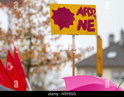 Kehl, Deutschland. 19. November 2016. Ein Demonstrant Hält bin 19.11.2016 Vor Beginn des Landesparteitag der AfD Baden-Württemberg Bei der Stadthalle in Kehl (Baden-Württemberg) Ein Schild Mit der Aufschrift «AfD? NE» in Die Höhe. Sie Demonstrieren Unter flektiert Gegen Den Ausschluss der Presse Beim AfD Landesparteitag. Zahlreiche Polizisten Sichern Die Stadthalle ab Foto: Silas Stein/Dpa/Dpa/Alamy Live News Stockfoto