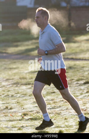 Wimbledon London, UK. 19. November 2016. Menschen Joggen an einem kalten Morgen mit eisigen Temperaturen auf Wimbledon Common Stockfoto