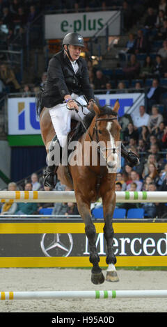 Stuttgart, Deutschland. 18. November 2016. Springpferd Roger-Yves Bost Frankreichs fährt Qoud'Coeur De La Loge durch den Kurs bei den German Masters international Horse Show in der Schleyerhalle in Stuttgart, Deutschland, 18. November 2016. Foto: FRANZISKA KRAUFMANN/Dpa/Alamy Live News Stockfoto