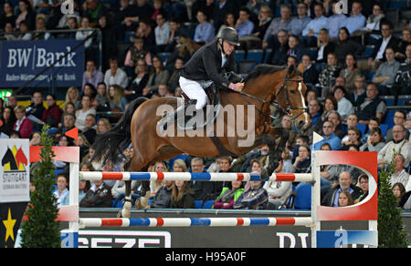 Stuttgart, Deutschland. 18. November 2016. Springpferd Roger-Yves Bost Frankreichs fährt Qoud'Coeur De La Loge durch den Kurs bei den German Masters international Horse Show in der Schleyerhalle in Stuttgart, Deutschland, 18. November 2016. Foto: FRANZISKA KRAUFMANN/Dpa/Alamy Live News Stockfoto