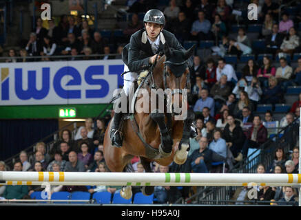 Stuttgart, Deutschland. 18. November 2016. Springpferd Steve Guerdat Schweiz durchfährt Corbinian den Kurs bei den German Masters international Horse Show in der Schleyerhalle in Stuttgart, Deutschland, 18. November 2016. Foto: FRANZISKA KRAUFMANN/Dpa/Alamy Live News Stockfoto