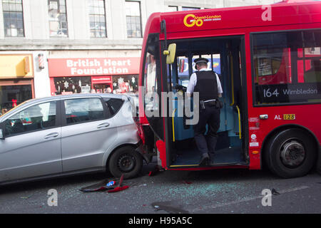 Wimbledon London, UK. 19. November 2016. Polizei und Rettungsdienste kümmern sich um die Szene nach einer Bus-Kollision mit mehreren Fahrzeugen auf Wimbledon Stadtzentrum auf einem anstrengenden shopping-Tag, zwar gab es keine Berichte über Verletzungen Credit: Amer Ghazzal/Alamy Live-Nachrichten Stockfoto