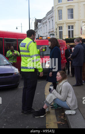 Wimbledon London, UK. 19. November 2016. Polizei und Rettungsdienste kümmern sich um die Szene nach einer Bus-Kollision mit mehreren Fahrzeugen auf Wimbledon Stadtzentrum auf einem anstrengenden shopping-Tag, zwar gab es keine Berichte über Verletzungen Credit: Amer Ghazzal/Alamy Live-Nachrichten Stockfoto