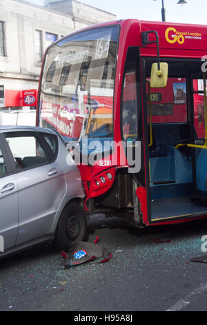 Wimbledon London, UK. 19. November 2016. Polizei und Rettungsdienste kümmern sich um die Szene nach einer Bus-Kollision mit mehreren Fahrzeugen auf Wimbledon Stadtzentrum auf einem anstrengenden shopping-Tag, zwar gab es keine Berichte über Verletzungen Credit: Amer Ghazzal/Alamy Live-Nachrichten Stockfoto