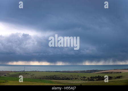 Brighton, UK. 19. November 2016. Ein Sturm den englischen Kanal in der Nähe von Shoreham überrollen heute Credit: Andrew Hasson/Alamy Live News Stockfoto