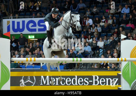 Stuttgart, Deutschland. 18. November 2016. Springpferd Leopold van Asten der Niederlande reitet VDL Groep Schönheit durch den Kurs bei den German Masters international Horse Show in der Schleyerhalle in Stuttgart, Deutschland, 18. November 2016. Foto: FRANZISKA KRAUFMANN/Dpa/Alamy Live News Stockfoto