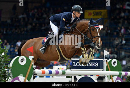 Stuttgart, Deutschland. 18. November 2016. Springreiter Max Kuehner von Österreich fährt durch den Kurs bei den German Masters international Horse Show in der Schleyerhalle in Stuttgart, Deutschland, 18. November 2016 Elektro berühren. Foto: FRANZISKA KRAUFMANN/Dpa/Alamy Live News Stockfoto