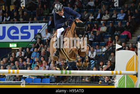 Stuttgart, Deutschland. 18. November 2016. Springpferd Olivier Robert von Frankreich fährt Tempo de Paban durch den Kurs bei den German Masters international Horse Show in der Schleyerhalle in Stuttgart, Deutschland, 18. November 2016. Foto: FRANZISKA KRAUFMANN/Dpa/Alamy Live News Stockfoto