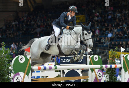 Stuttgart, Deutschland. 18. November 2016. ShowjumperOlivier Philippaerts Frankreichs fährt H & M Legende der Liebe durch den Kurs bei den German Masters international Horse Show in der Schleyerhalle in Stuttgart, Deutschland, 18. November 2016. Foto: FRANZISKA KRAUFMANN/Dpa/Alamy Live News Stockfoto