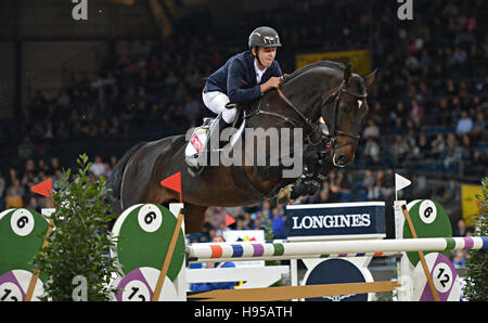 Stuttgart, Deutschland. 18. November 2016. Springpferd Bertram Allen irischen durchfährt Käse W Z den Kurs bei den German Masters international Horse Show in der Schleyerhalle in Stuttgart, Deutschland, 18. November 2016. Foto: FRANZISKA KRAUFMANN/Dpa/Alamy Live News Stockfoto