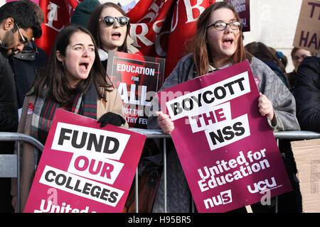 London, UK. 19. November 2016. Tausende von Demonstranten demonstrieren in London gegen die Regierung Kürzungen und Reformen im Bildungs- und anspruchsvolle frei, gute Qualität weiter und Hochschulbildung, für jeden Kredit zugänglich: Dinendra Haria/Alamy Live News Stockfoto