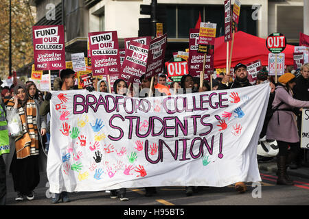 London, UK. 19. November 2016. Tausende von Demonstranten demonstrieren in London gegen die Regierung Kürzungen und Reformen im Bildungs- und anspruchsvolle frei, gute Qualität weiter und Hochschulbildung, für jeden Kredit zugänglich: Dinendra Haria/Alamy Live News Stockfoto