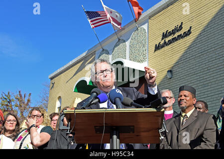 Washington, USA. 18. November 2016. Rabbi Jack Moline, (Bild) Präsident der interreligiösen Alliance, spricht auf einer Pressekonferenz fordert Präsident elect Donald Trump, die Religionsfreiheit zu achten. Im Anschluss an die Wahl und als Reaktion auf die steigende Verbrechen aus Hass gegen Muslime trat nationale christliche und jüdische Führer ihre muslimischen Kollegen Masjid Muhammad in Washington, DC am Freitag, 18. November 2016 für den täglichen Gebetsgottesdienst der muslimischen. Bildnachweis: Ron Sachs/CNP /MediaPunch Credit: MediaPunch Inc/Alamy Live-Nachrichten Stockfoto