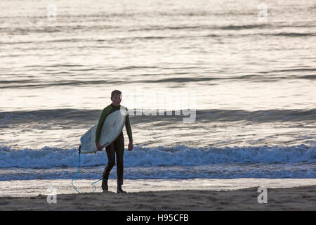 Bournemouth, Dorset, UK 19. November 2016. Surfer-Köpfe für das Meer in Bournemouth Strand in der Sonne im November Credit: Carolyn Jenkins/Alamy Live News Stockfoto