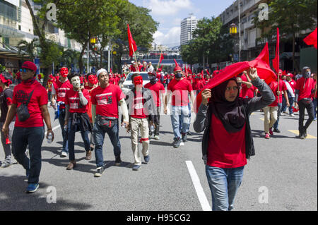 Kuala Lumpur, KUALA LUMPUR, MALAYSIA. 19. November 2016. Rechtsgerichtete "Rothemden" Anhänger marschieren zu begegnen, die ein Protest organisiert von führenden reformistischen Gruppe Bersih 5.0 Malaysias Premierminister Najib Razak Kuala Lumpur am 19. November 2016 Rücktritt gefordert. Bildnachweis: Chris Jung/ZUMA Draht/Alamy Live-Nachrichten Stockfoto