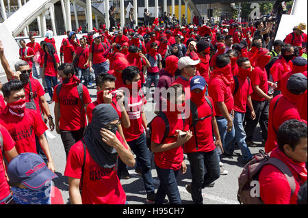 Kuala Lumpur, KUALA LUMPUR, MALAYSIA. 19. November 2016. Rechtsgerichtete "Rothemden" Anhänger marschieren zu begegnen, die ein Protest organisiert von führenden reformistischen Gruppe Bersih 5.0 Malaysias Premierminister Najib Razak Kuala Lumpur am 19. November 2016 Rücktritt gefordert. Bildnachweis: Chris Jung/ZUMA Draht/Alamy Live-Nachrichten Stockfoto