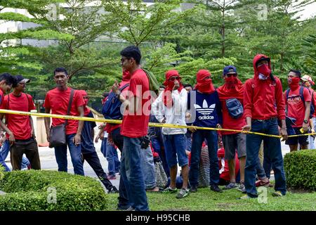 Kuala Lumpur, KUALA LUMPUR, MALAYSIA. 19. November 2016. Rechtsgerichtete "Rothemden" Anhänger marschieren zu begegnen, die ein Protest organisiert von führenden reformistischen Gruppe Bersih 5.0 Malaysias Premierminister Najib Razak Kuala Lumpur am 19. November 2016 Rücktritt gefordert. Bildnachweis: Chris Jung/ZUMA Draht/Alamy Live-Nachrichten Stockfoto