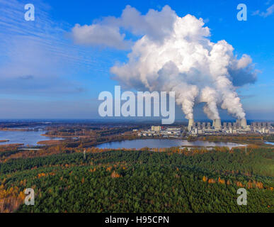 Brandenburg, Deutschland. 9. November 2016. Rauchen Sie Wogen aus den Kühltürmen ein Kohle-Kraftwerk in der Nähe von Cottbus in Brandenburg, Deutschland, 9. November 2016. Foto: Patrick Pleul/Dpa/Alamy Live News Stockfoto